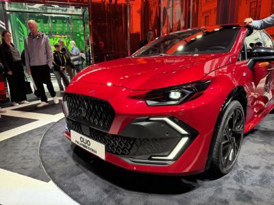 Front hexagonal grille with LED headlight and DRL design