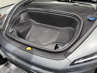 Spacious front trunk compartment with rubber sealing