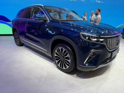 Front grille, headlight design, and alloy wheels of a sleek SUV