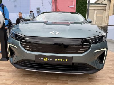 Front view with sleek headlights, glossy grille, Euro NCAP 5-star badge