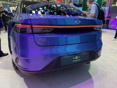 Sleek rear with LED tail light strip and Euro NCAP 5-star rating