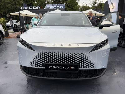 Front view with hexagonal grille and sleek headlamps