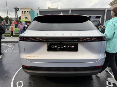 Full-width LED taillight and sleek rear with Omoda 7 badge