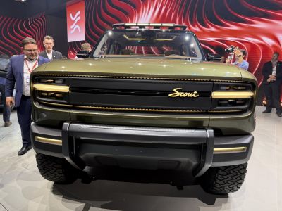 Front fascia with LED headlights and bold grille