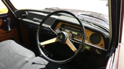 Wood-trimmed steering wheel and classic dashboard