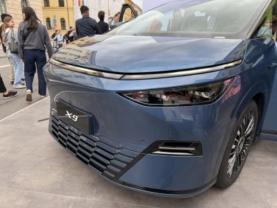 Front fascia with LED headlights and hexagonal grille design