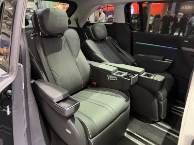 Luxury rear leather seats with advanced center armrest controls