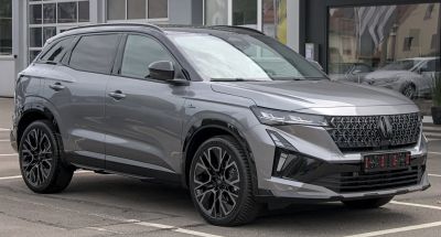 Front side view of an SUV with sharp LED headlights and intricate front grille