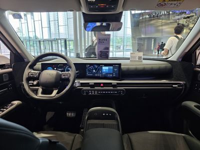 Digital dashboard and infotainment screen with steering wheel controls