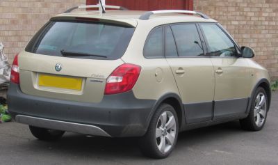 Rear side view with roof rails and rugged lower cladding