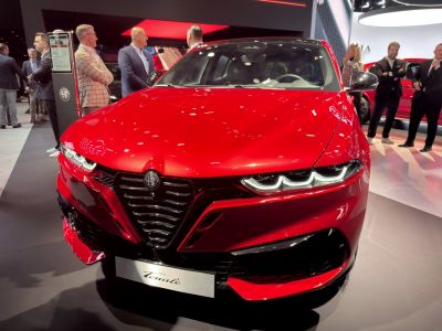 Front view with V-shaped grille and triple LED headlights
