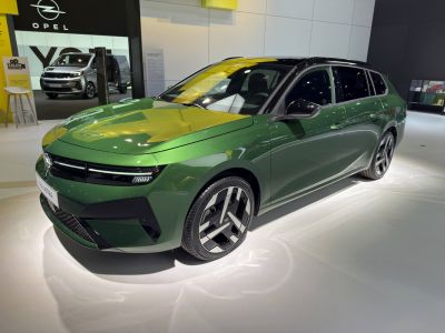 Green wagon with bold front design and unique alloy wheels