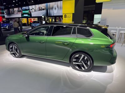 Sleek side profile with modern alloy wheels and two-tone roof