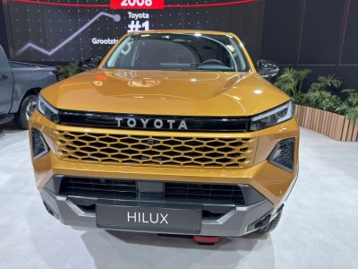 Bold honeycomb front grille and angular LED headlights