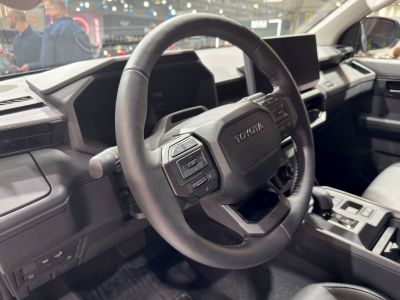 Steering wheel and dashboard with controls in vehicle interior