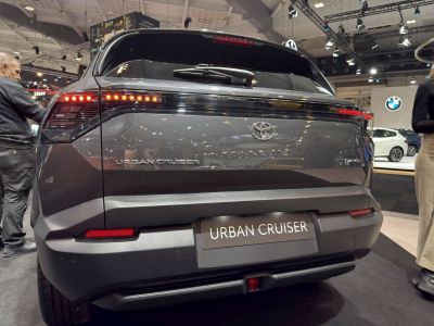 Rear view with LED taillights and rear windshield wiper