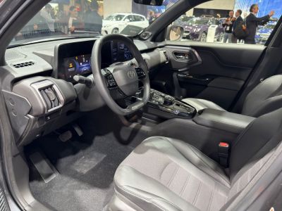 Modern digital dashboard and ergonomic front seats
