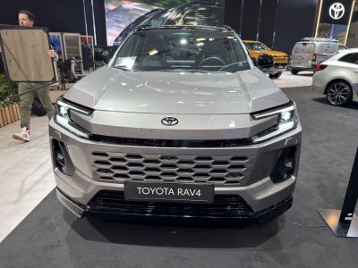 Front view with honeycomb grille and LED headlights