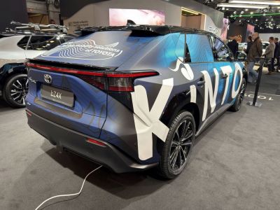 LED taillight, wrap design, rear bumper, sporty alloy wheels, roof spoiler