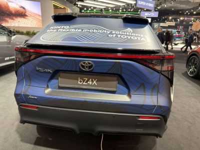 Rear view of facelifted vehicle with sleek taillights and branding