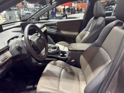 Modern steering wheel and center console with ergonomic seats