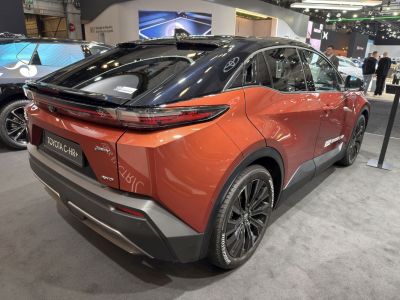 Rear design with sporty lights and alloy wheels