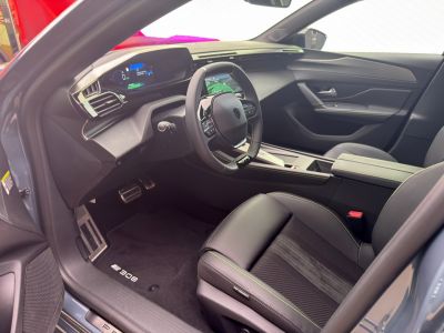 Digital dashboard and sporty steering wheel with integrated controls