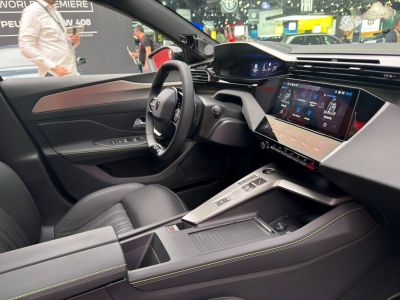 Compact steering wheel and dual touchscreen digital dashboard