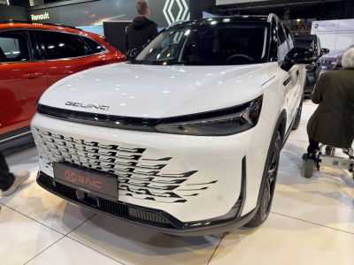 Distinctive front grille and sleek LED headlights on modern SUV