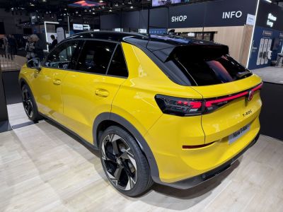 Rear design with LED taillights and black roof on yellow SUV