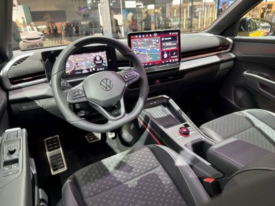 Digital instrument cluster and large touchscreen infotainment system