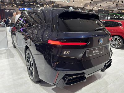 Rear view with slim horizontal LED taillights and sporty diffuser