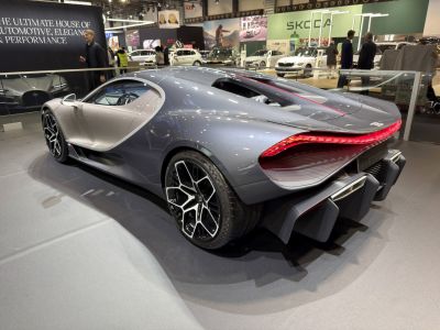 Sleek rear with LED lights and aerodynamic diffuser fins
