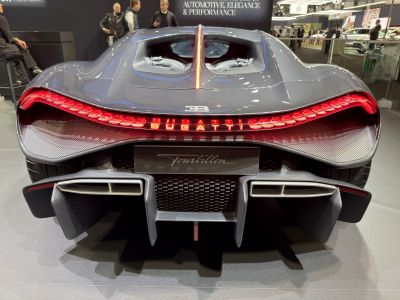 Sleek rear lights with red LED strip and dual exhaust integrated in aerodynamic carbon fiber diffuser.