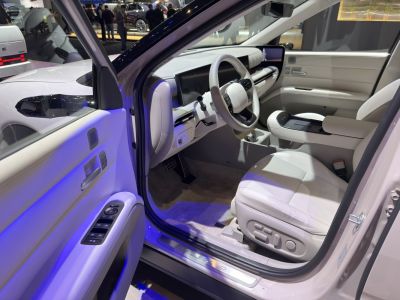 Digital dashboard and ergonomic driver's seat with advanced controls