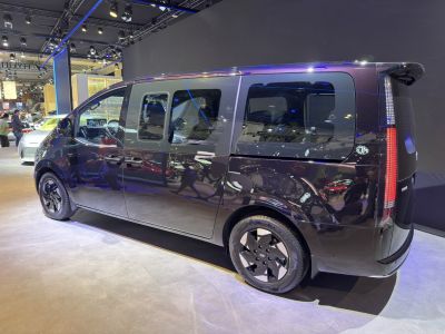 Side profile of a van with sliding doors and vertical taillights