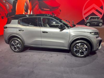 Side profile of smooth SUV body with modern alloy wheels