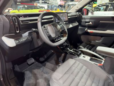 Modern dashboard and multifunction steering wheel inside an SUV