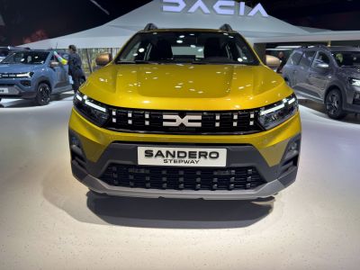 Facelifted Stepway front grille and distinctive split LED headlights