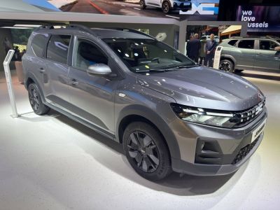 Front angled view of SUV with LED headlights and alloy wheels