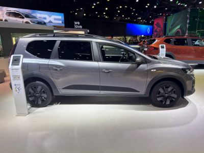 Side profile of facelifted MPV with modern alloy wheels