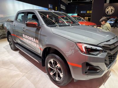 Front and side view, LED headlights, alloy wheels, side steps