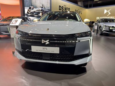 2025 facelift front grille with LED lights and DS emblem