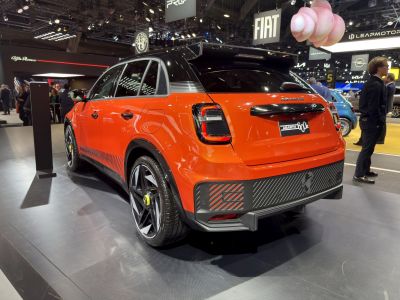 Sporty rear design with LED tail lights and black roof