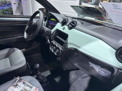Compact interior with dashboard, round air vents, manual gear lever