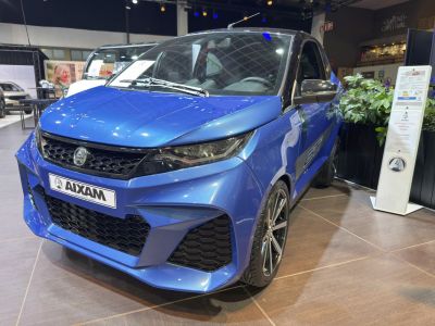 Sporty front with hexagonal honeycomb grille and sleek headlights