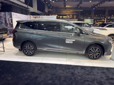 Side profile of mid-size plug-in hybrid SUV with 7 seats and alloy wheels