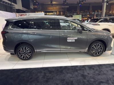 Side profile of a 7-seat plug-in hybrid MPV with detailed wheels