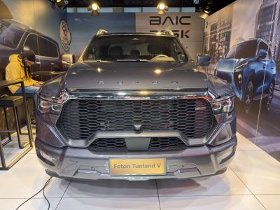 Robust front grill and headlight design