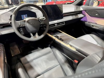 Digital dashboard, minimalist console, multifunction steering wheel